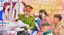 Những gian hàng “không đồng” ấm áp nghĩa tình của Công xã Nguyệt Ấn