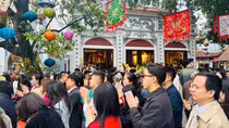 Người dân nô nức đi lễ Phủ Tây Hồ đầu năm