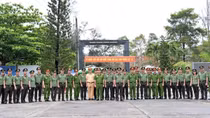 Công an TP Hà Nội dâng hương tưởng niệm các Anh hùng liệt sĩ tại Nghĩa trang Hàng Dương, Côn Đảo