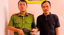 Tình cờ nhặt được vũ khí quân dụng, người dân trình báo Công an