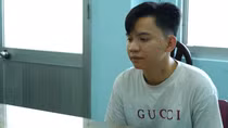 Thanh niên thủ súng đi dạo phố gặp phải Cảnh sát tuần tra