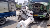 Hàng loạt ô tô dồn toa ở Hà Nội, xe con bị "vò nát"