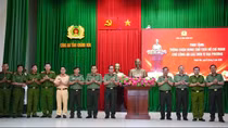 Trao tặng Công an các đơn vị, địa phương ở Khánh Hòa 100 tượng chân dung Chủ tịch Hồ Chí Minh