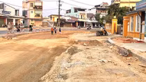 Mở rộng tuyến đường trăm tỷ ở Huế: Dự án ngổn ngang, dân bức xúc vì... nắng bụi, mưa sình