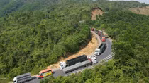 Nguy cơ tai nạn rình rập trên Quốc lộ 49