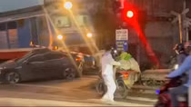 Hà Nội: Cố vượt đường ngang, ô tô bị tàu hỏa tông văng xa