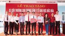 Agribank Chi nhánh Bắc Long An trao tặng xe cứu thương