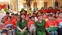 Mang nhiều phần quà ý nghĩa về với học sinh và Công an biên giới