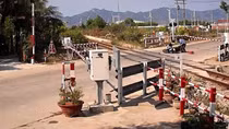 Tông barie đường sắt, người phụ nữ chạy xe máy thoát chết trong gang tấc