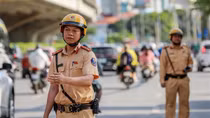 Sắc áo vàng thầm lặng giữ bình yên cho những cung đường Thủ đô dịp lễ 30/4 - 1/5