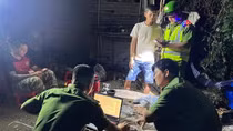 Bắt quả tang nhóm "cát tặc" dùng thiết bị hút cát dưới sông Chò đưa lên nhiều xe tải