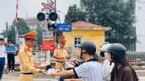 Hàng trăm trường hợp vi phạm an toàn giao thông đường sắt bị xử phạt