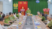 Thiếu tướng Vũ Hùng Vương làm việc với một số Chi hội Cựu Công an nhân dân tại tỉnh Vĩnh Long