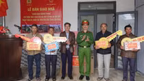 Thêm 4 gia đình được giao nhà và trao quà của Bộ Công an