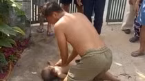 Rơi xuống hầm nước thải, bé trai được người đàn ông cứu thoát khỏi lưỡi hái tử thần