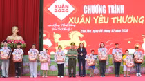 Công an TP Cần Thơ tặng quà 74 cháu mồ côi, khó khăn