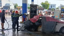 Ô tô bốc cháy khi dừng đổ xăng, 2 người tử vong