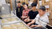 Truy quét thực phẩm "bẩn" và hàng giả dịp cuối năm