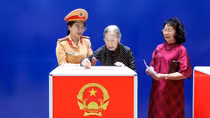 Cử tri 101 tuổi đến điểm bầu cử tự tay bỏ lá phiếu của mình