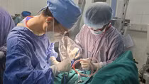 Phẫu thuật cứu bé trai bị dao cắm vào đầu trong lúc chơi đùa
