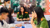 Vì hâm mộ chiến sĩ Cảnh sát Phòng cháy chữa cháy, một học sinh lớp 8 đã đến nghe tư vấn tuyển sinh