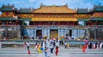Đầu năm mới, du khách nườm nượp tham quan Di sản Huế