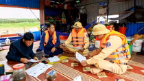 Cảnh sát đường thuỷ cùng cán bộ xã đưa thông tin bầu cử đến với bà con sông nước