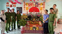 Phạm nhân ngoại ăn Tết Việt