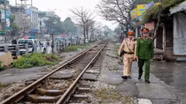 CSGT Hà Nội tăng cường xử lý tài xế cố tình vượt rào chắn khi qua đường ngang
