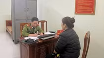 Công an làm việc với người phụ nữ thu tiền đỗ xe trên đường vào đền Cô Chí Mìu