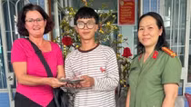Nhặt được ví da, nữ du khách nước ngoài trình báo Công an tìm kiếm người đánh rơi