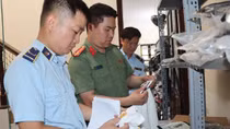 Chồng bị khởi tố, vợ tiếp tục bán đồ giả thương hiệu nổi tiếng