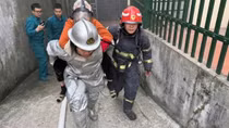Cảnh sát phòng cháy giải cứu 2 người bị mắc kẹt ra ngoài