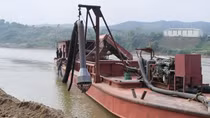 Lào Cai: Khởi tố 3 đối tượng tổ chức khai thác cát trái phép trên sông Hồng