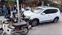Ô tô tông nhiều xe máy ở Hà Nội, 1 người bị thương