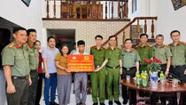 Khối các trường CAND tặng nhà “Đại đoàn kết” cho gia đình nghèo