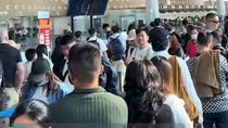 Lượng khách vượt dự báo, sân bay Tân Sơn Nhất đông nghẹt