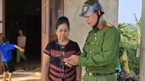 Công an xã miền núi ở Huế nỗ lực giúp dân tích hợp tài khoản an sinh xã hội trên VNeiD