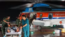 Dùng trực thăng đưa 2 bệnh nhân từ Trường Sa về đất liền điều trị