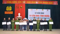 Trao tặng 10 căn nhà tình nghĩa cho cán bộ, chiến sĩ có hoàn cảnh khó khăn