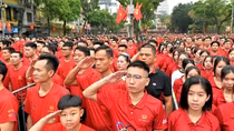 Biển người phủ kín bờ hồ Hoàn Kiếm hưởng ứng Ngày chạy Olympic 2026