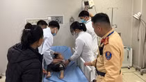 CSGT Lào Cai dùng xe công vụ đưa cháu bé ngã từ tầng 2 nhà sàn đi cấp cứu kịp thời