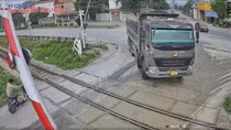 Suýt xảy ra tai nạn đường sắt do xe tải cố vượt rào chắn