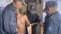 Tàu kiểm ngư kịp thời cấp cứu ngư dân bị tai nạn lao động trên biển
