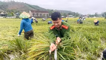 Lực lượng Công an dầm mình giúp dân khắc phục hậu quả dông, lốc