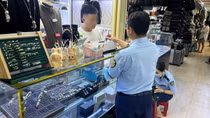 Thu giữ hàng trăm sản phẩm giả nhãn hiệu tại Saigon Square và Chợ Bến Thành