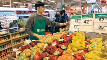 Mùng 4 Tết: Thị trường “vào guồng”, giá cả ổn định