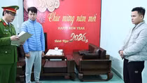 Tạm giam đối tượng kéo kính chắn gió kẹp tay CSGT khi bị kiểm tra nồng độ cồn