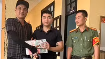Nhặt được chiếc cặp có 350 triệu đồng, người đàn ông tìm cách trả lại