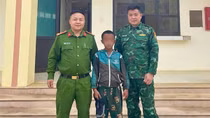 Bỏ nhà đi tìm mẹ, bé trai người Lào được Công an Việt Nam hỗ trợ về quê hương